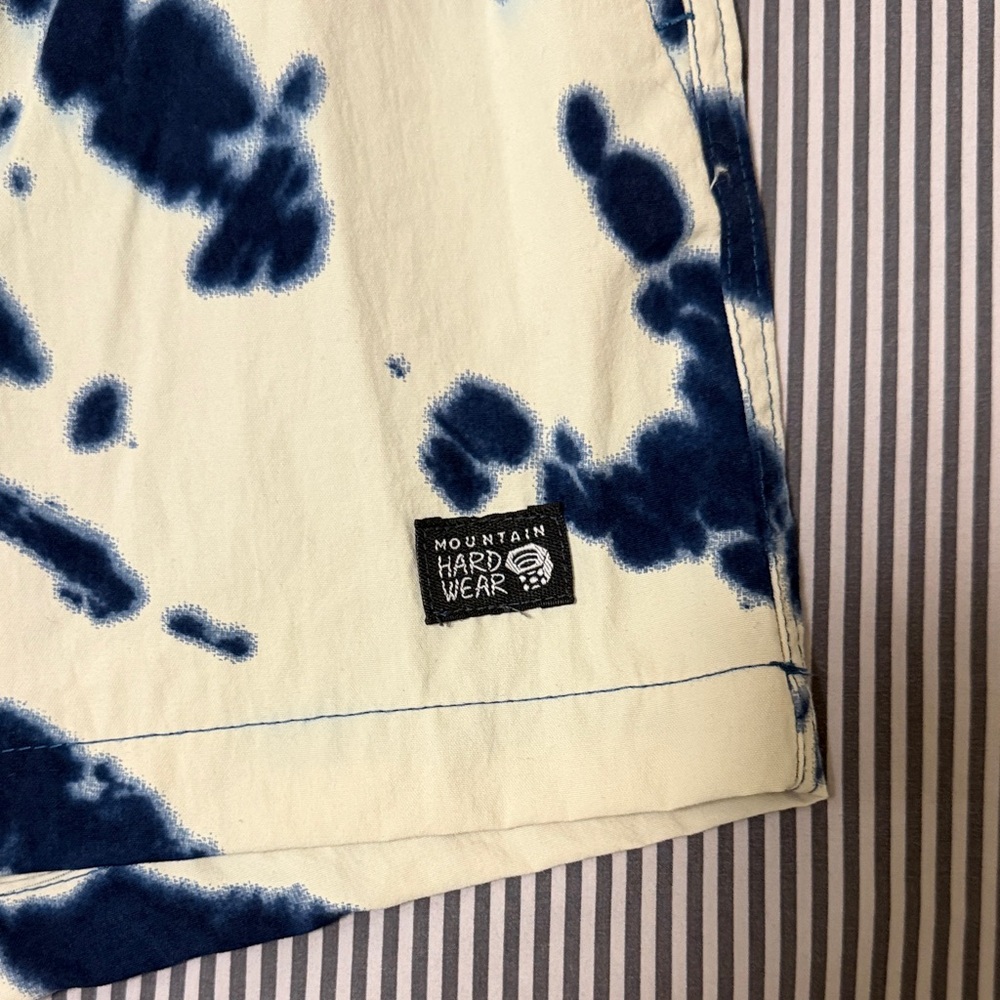 Mountain Hardware Women's Tie-Dye Shorts - Picture 2 of 4
